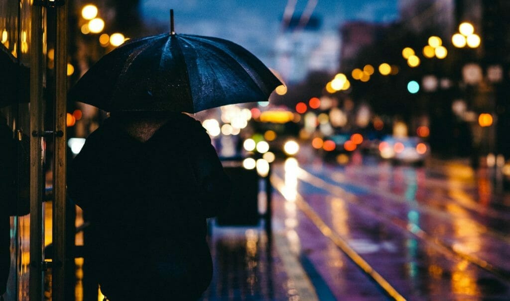 雨降りの夜-傘をさす男性