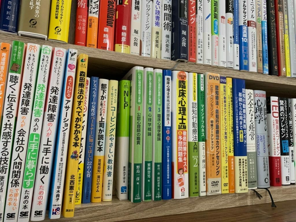 カウンセリングルームこころの羽にある本