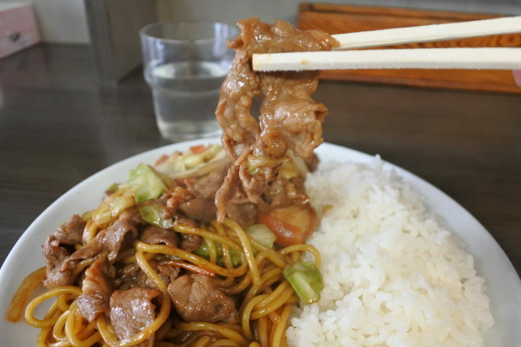 ジンギスカンの肉を食べるところ