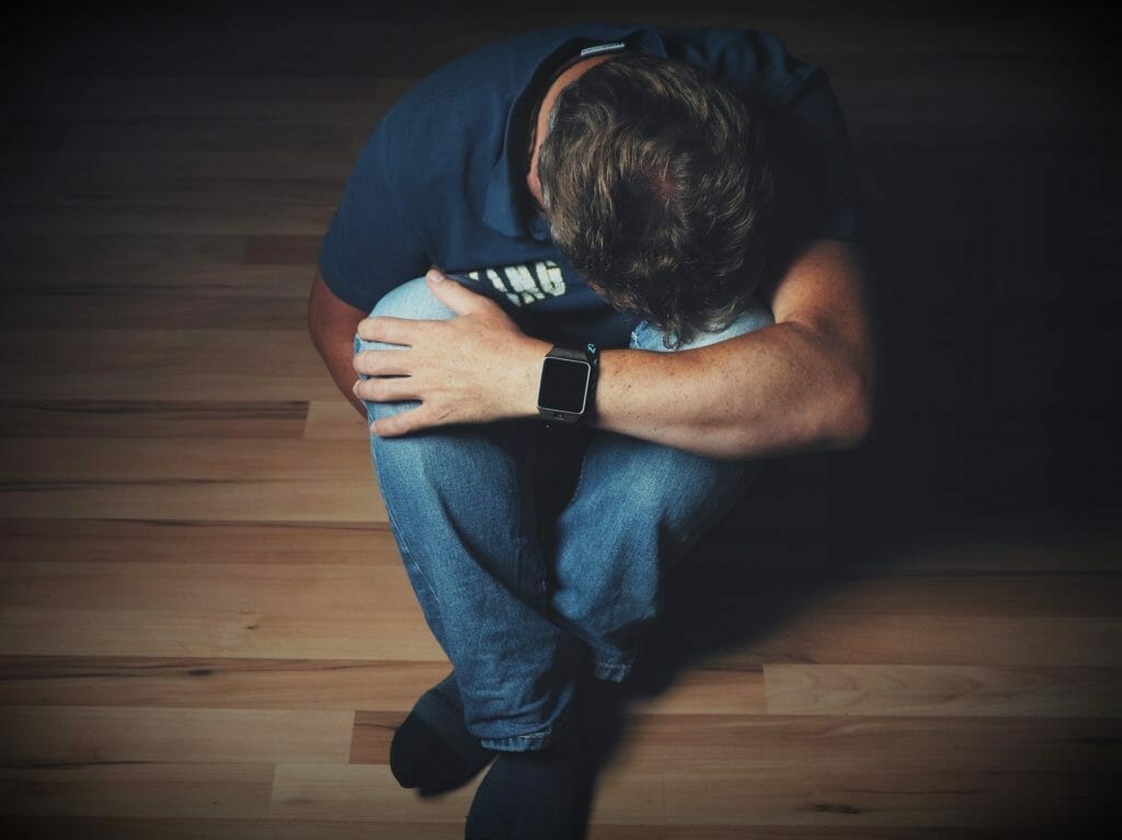 落ち込んでいる男性-うつ病