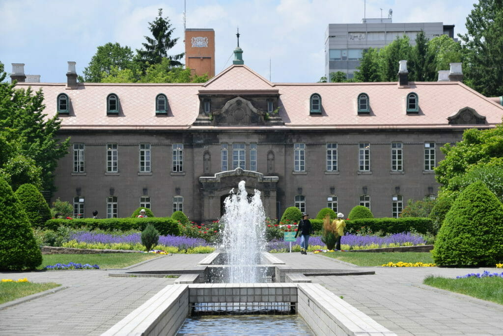 夏の札幌資料館と噴水