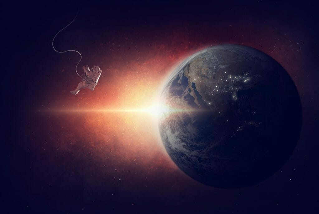宇宙から見た地球と宇宙飛行士