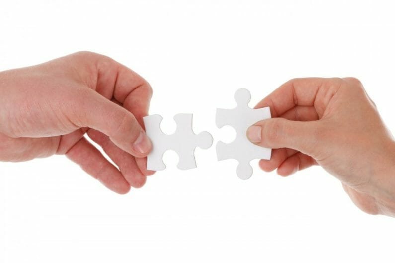 パズルを持った男性と女性の手